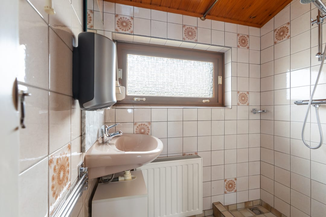 Spacious terraced house with new kitchen and garage in quiet Didam neighborhood — 26