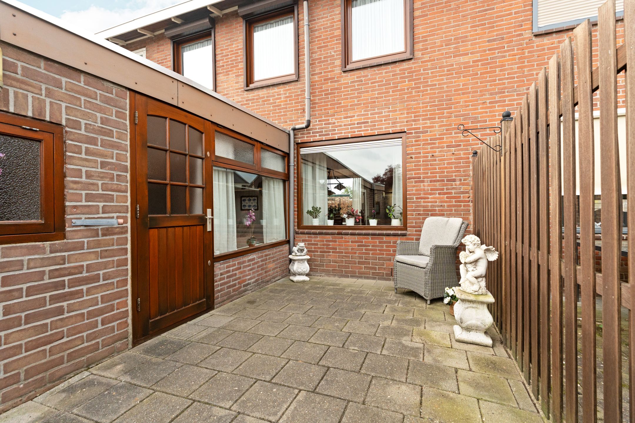 Spacious terraced house with new kitchen and garage in quiet Didam neighborhood — 33