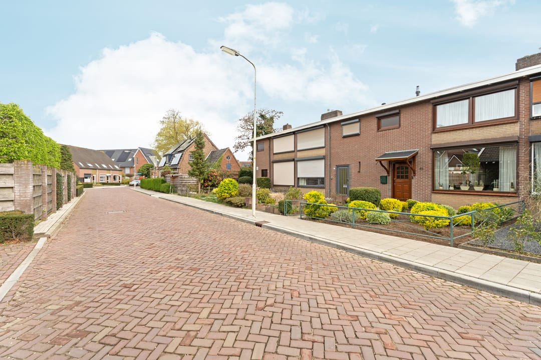 Spacious terraced house with new kitchen and garage in quiet Didam neighborhood — 37