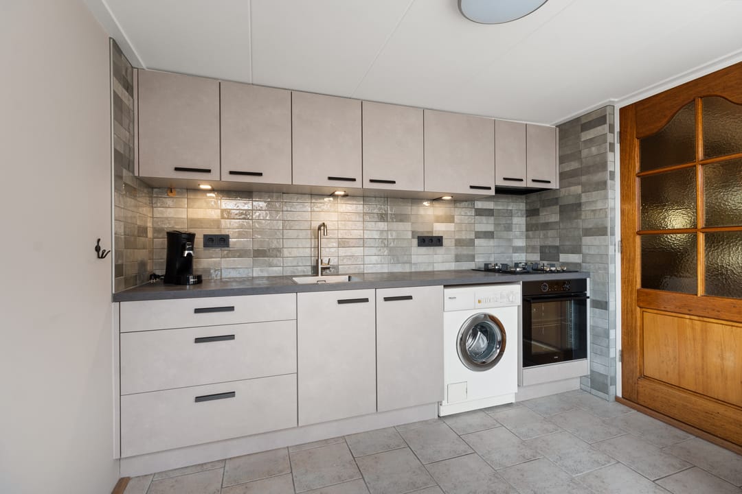 Spacious terraced house with new kitchen and garage in quiet Didam neighborhood — 16