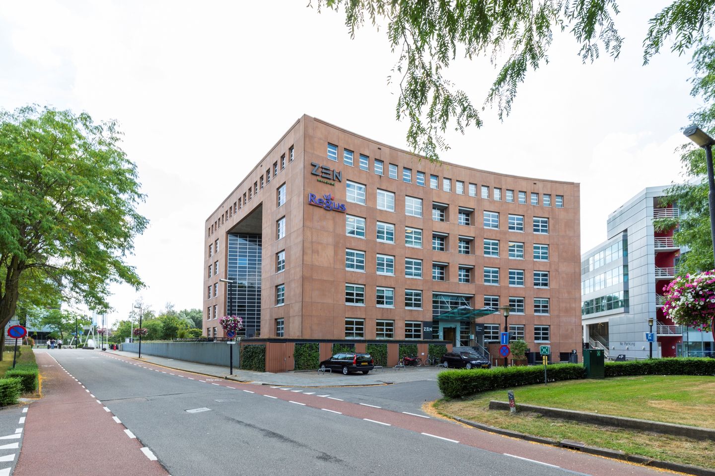 Bekijk foto 1 van Newtonlaan 115