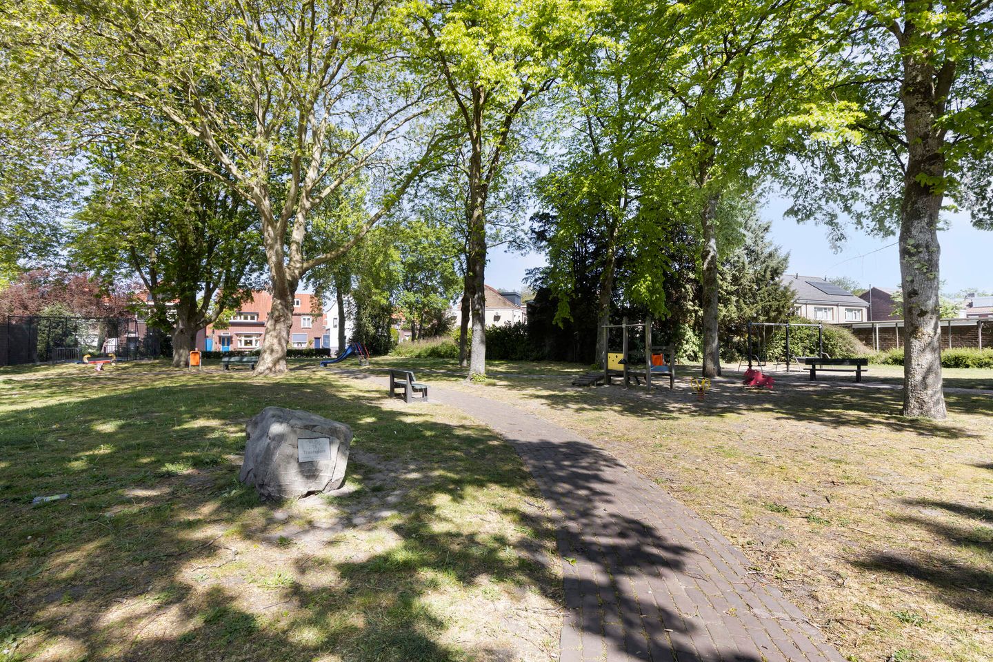 Well-maintained family home with air conditioning, 3 bedrooms, spacious garden and solar panels in Roosendaal — 44