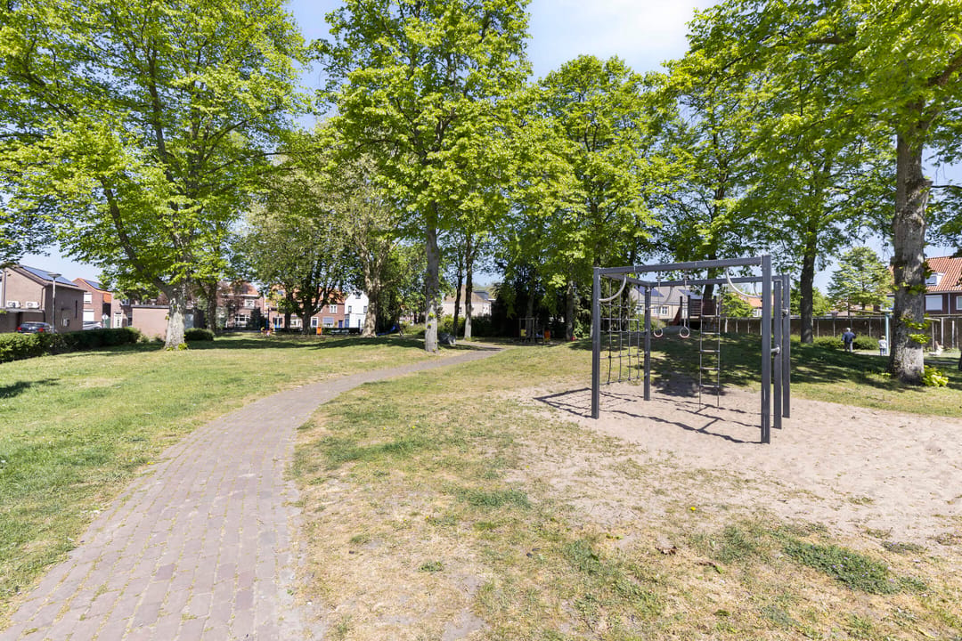 Well-maintained family home with air conditioning, 3 bedrooms, spacious garden and solar panels in Roosendaal — 46