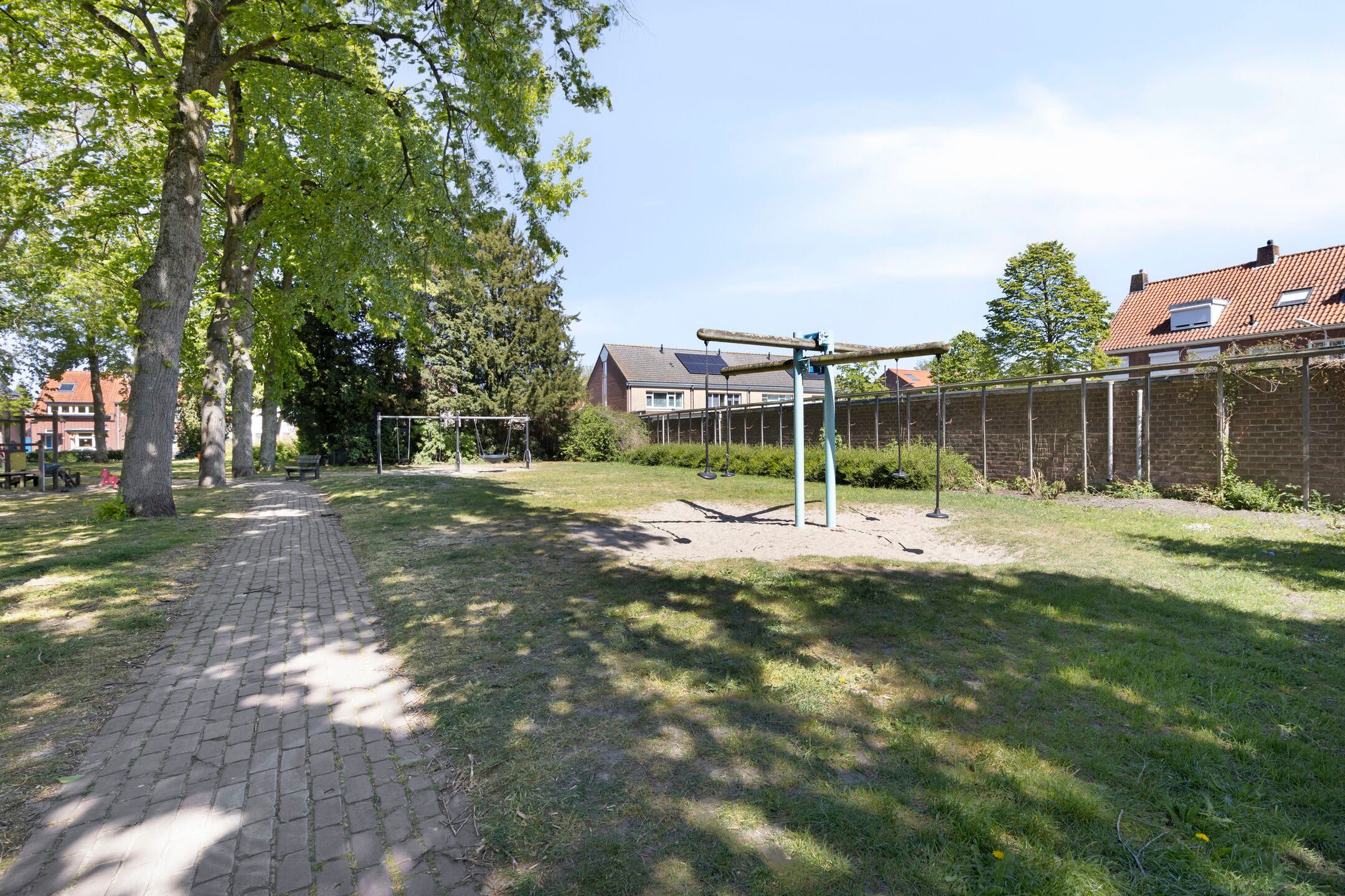 Well-maintained family home with air conditioning, 3 bedrooms, spacious garden and solar panels in Roosendaal — 45