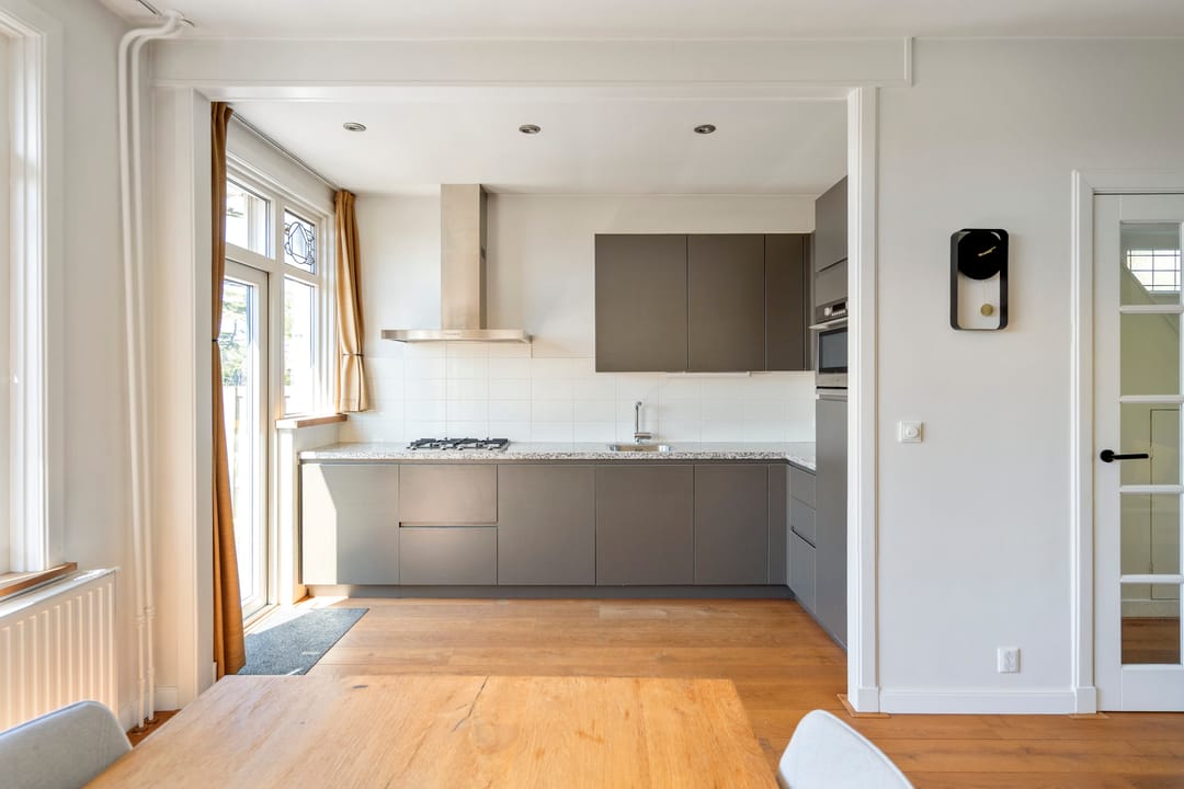 Photo 11 of Riouwstraat 90