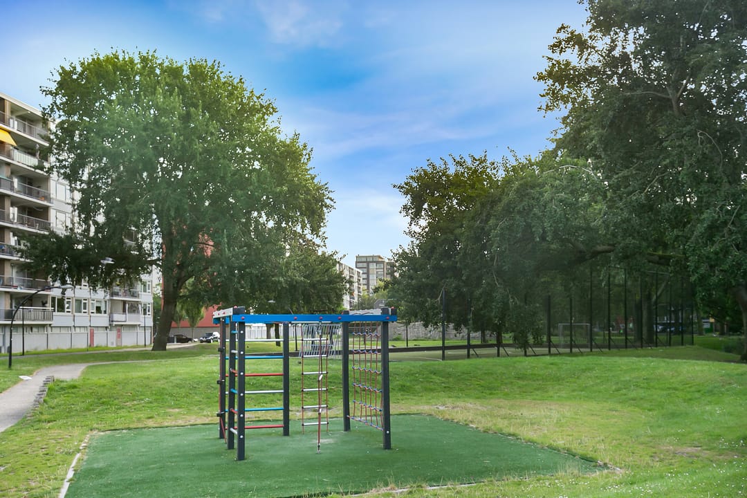 Bright 5-room apartment with balcony along singel in Van Zantenbuurt, Schiedam — 31