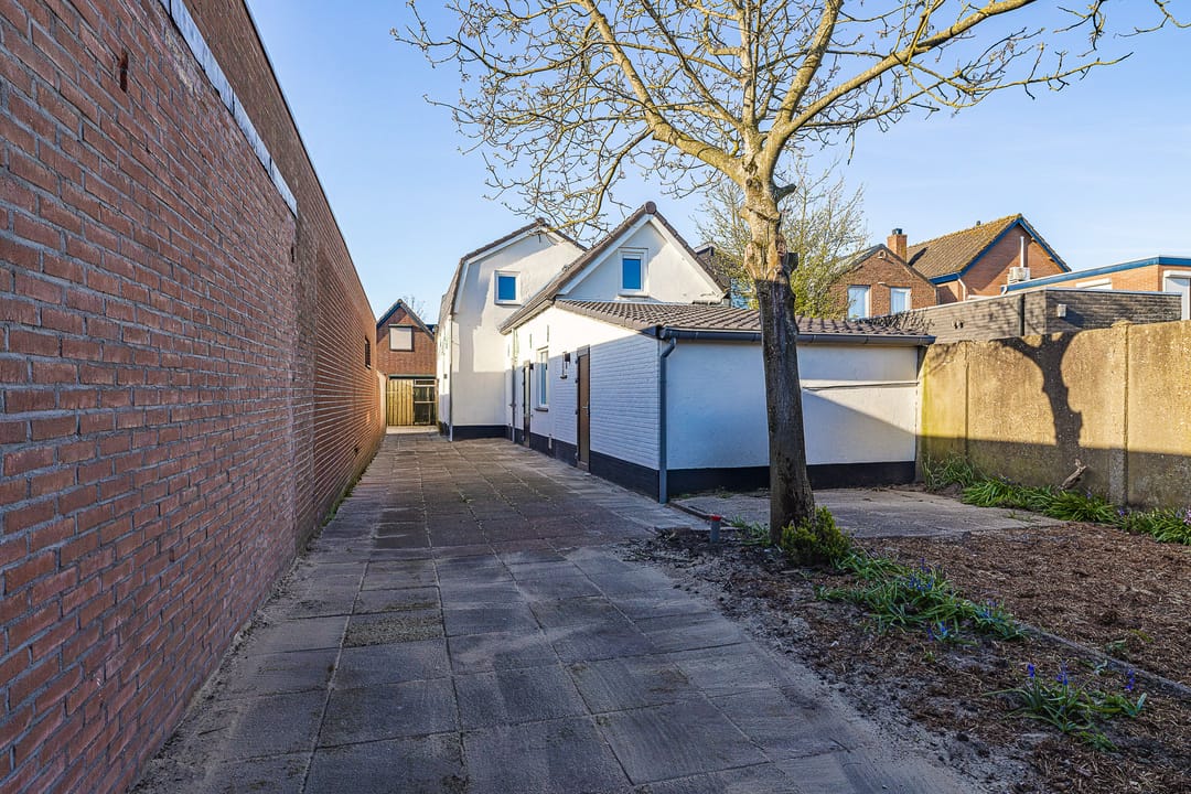Photo 37 of Voorstraat 25
