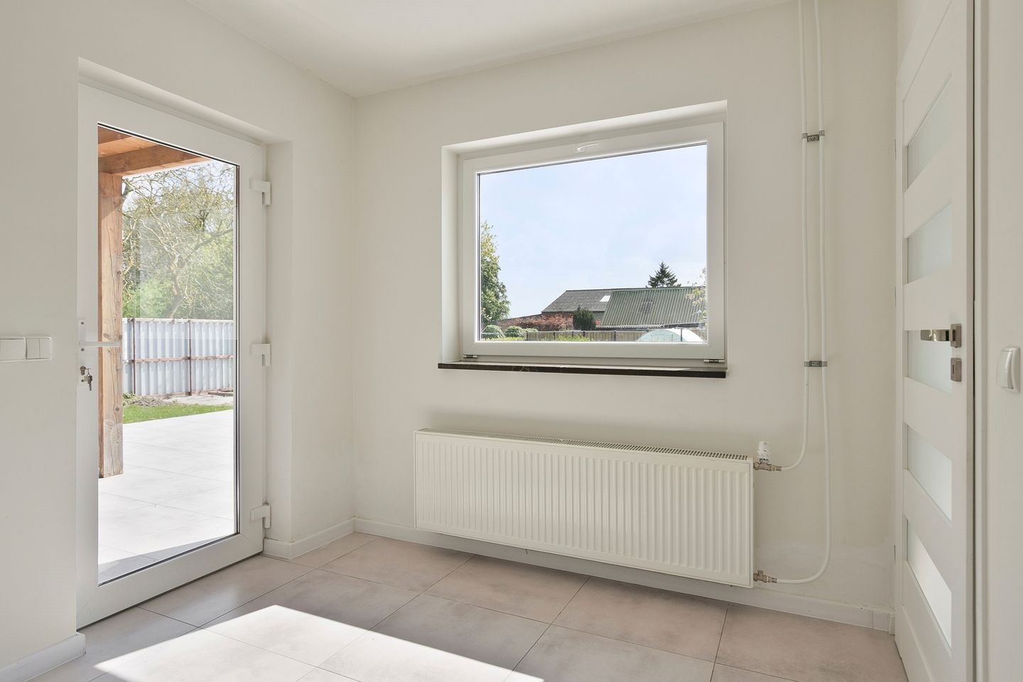 Completely Renovated Semi-Detached Family Home with Garden and Garage — 14