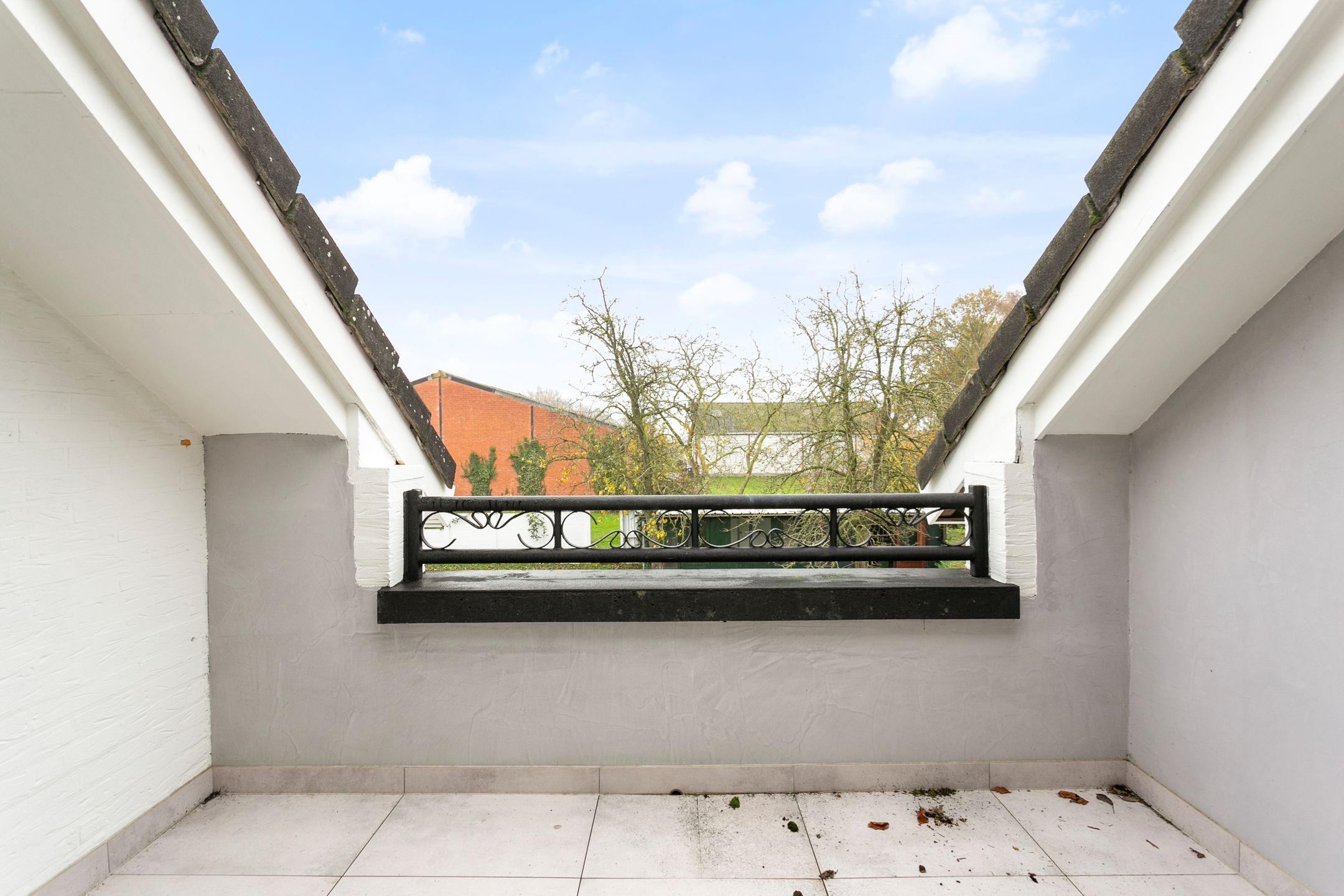 Completely Renovated Semi-Detached Family Home with Garden and Garage — 24