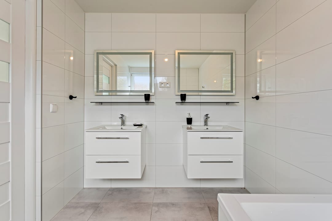 Completely Renovated Semi-Detached Family Home with Garden and Garage — 17