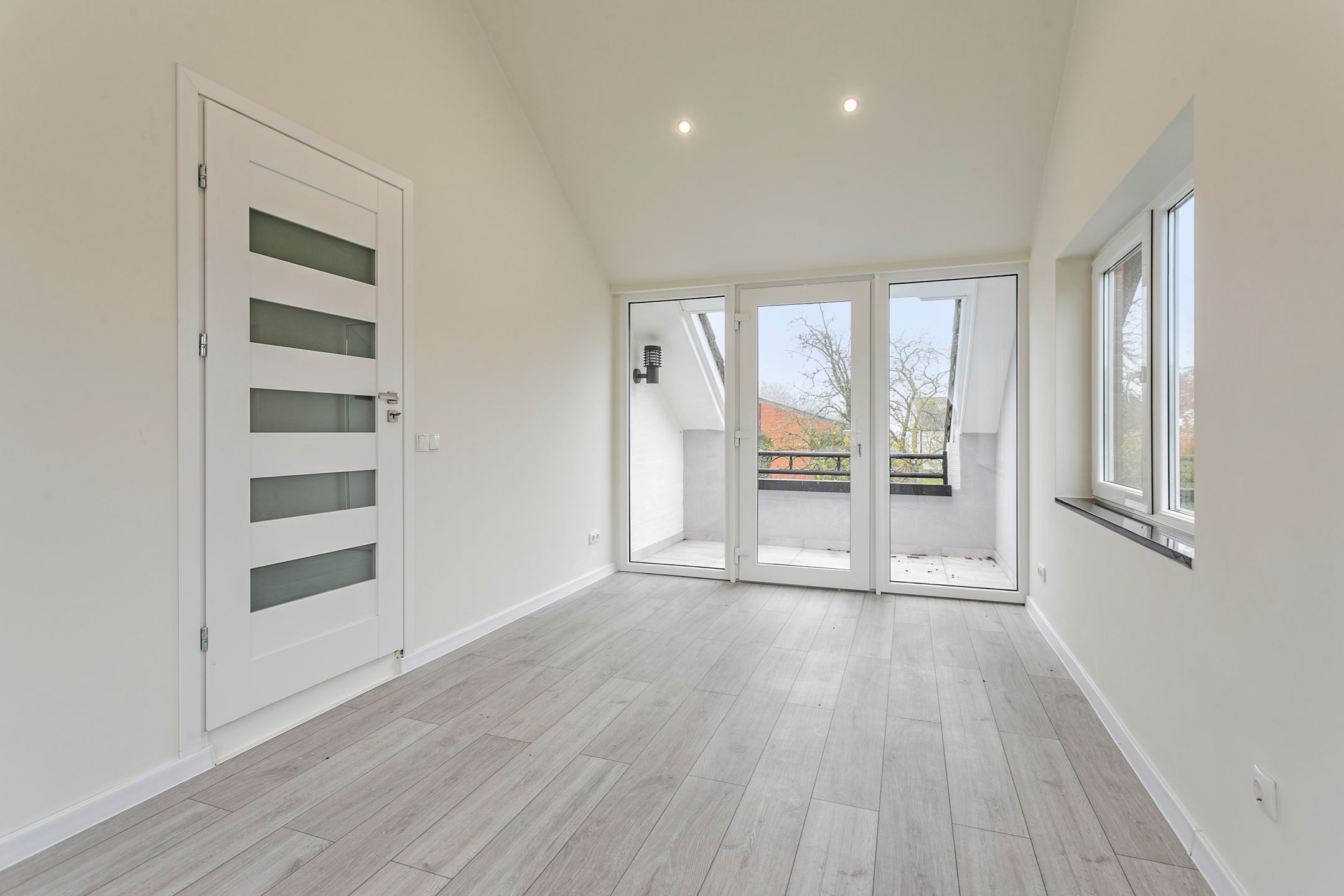 Completely Renovated Semi-Detached Family Home with Garden and Garage — 21