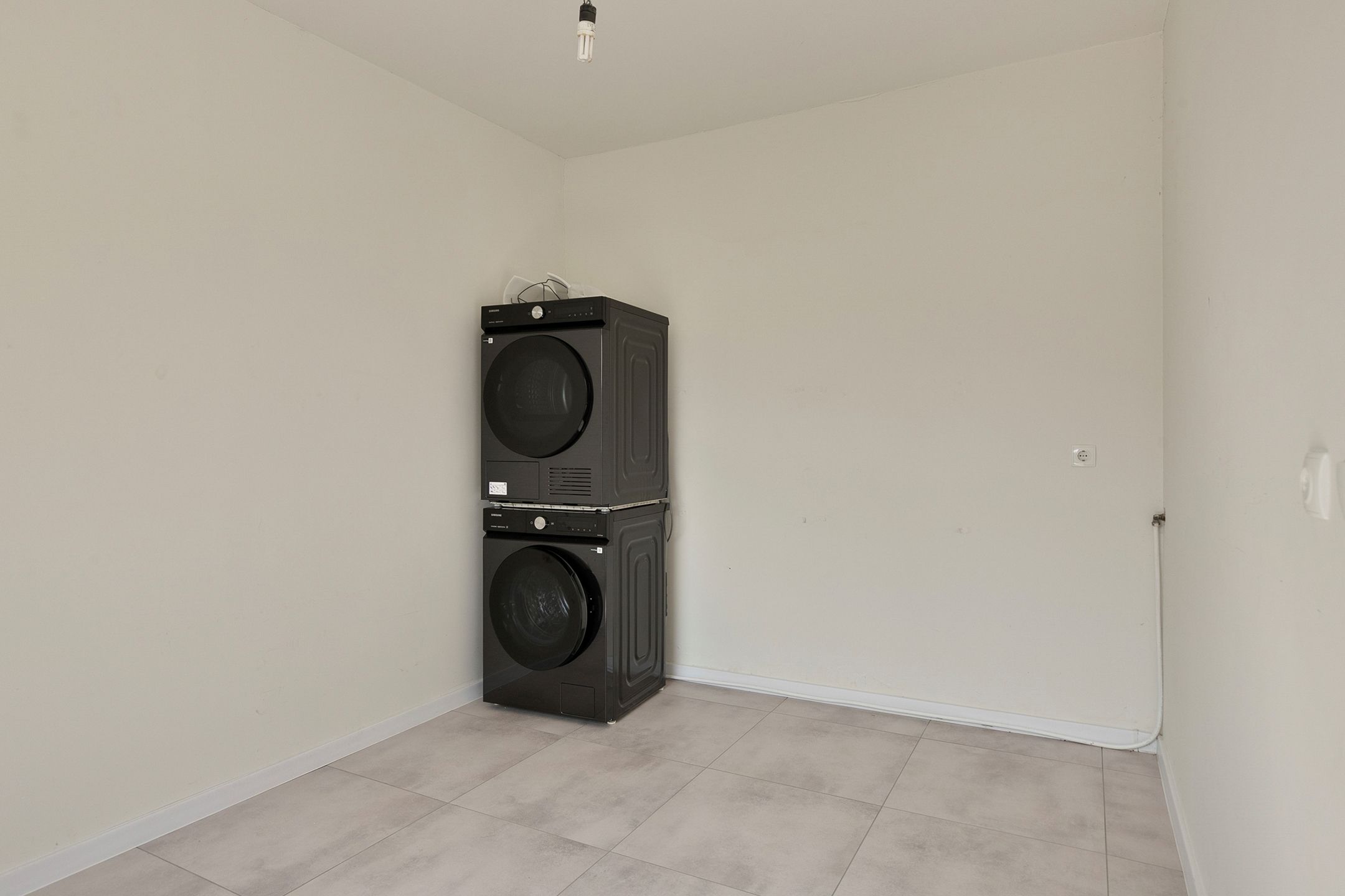 Completely Renovated Semi-Detached Family Home with Garden and Garage — 15