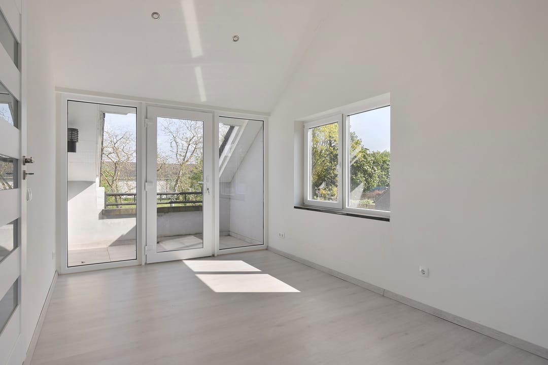 Completely Renovated Semi-Detached Family Home with Garden and Garage — 22