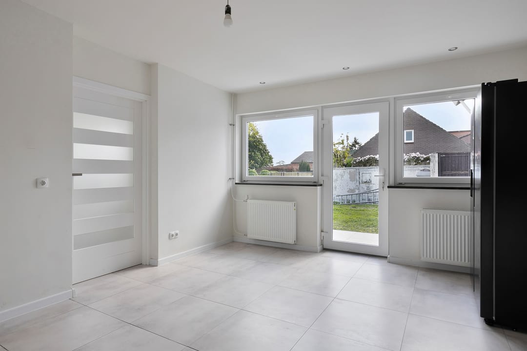 Completely Renovated Semi-Detached Family Home with Garden and Garage — 13