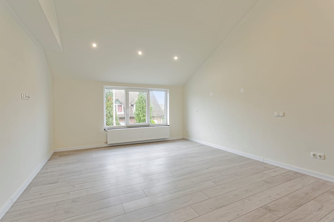 Completely Renovated Semi-Detached Family Home with Garden and Garage — 26