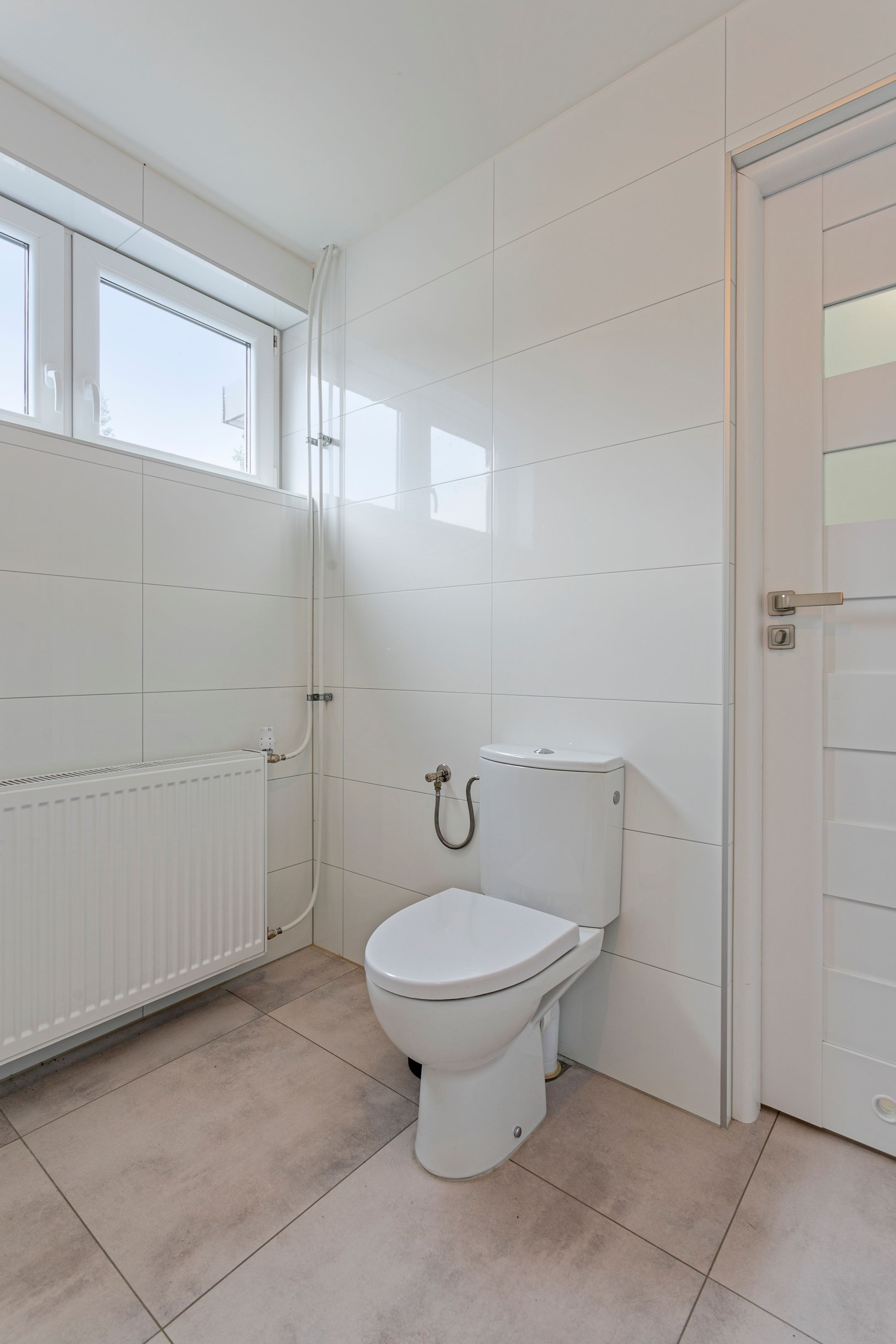 Completely Renovated Semi-Detached Family Home with Garden and Garage — 18