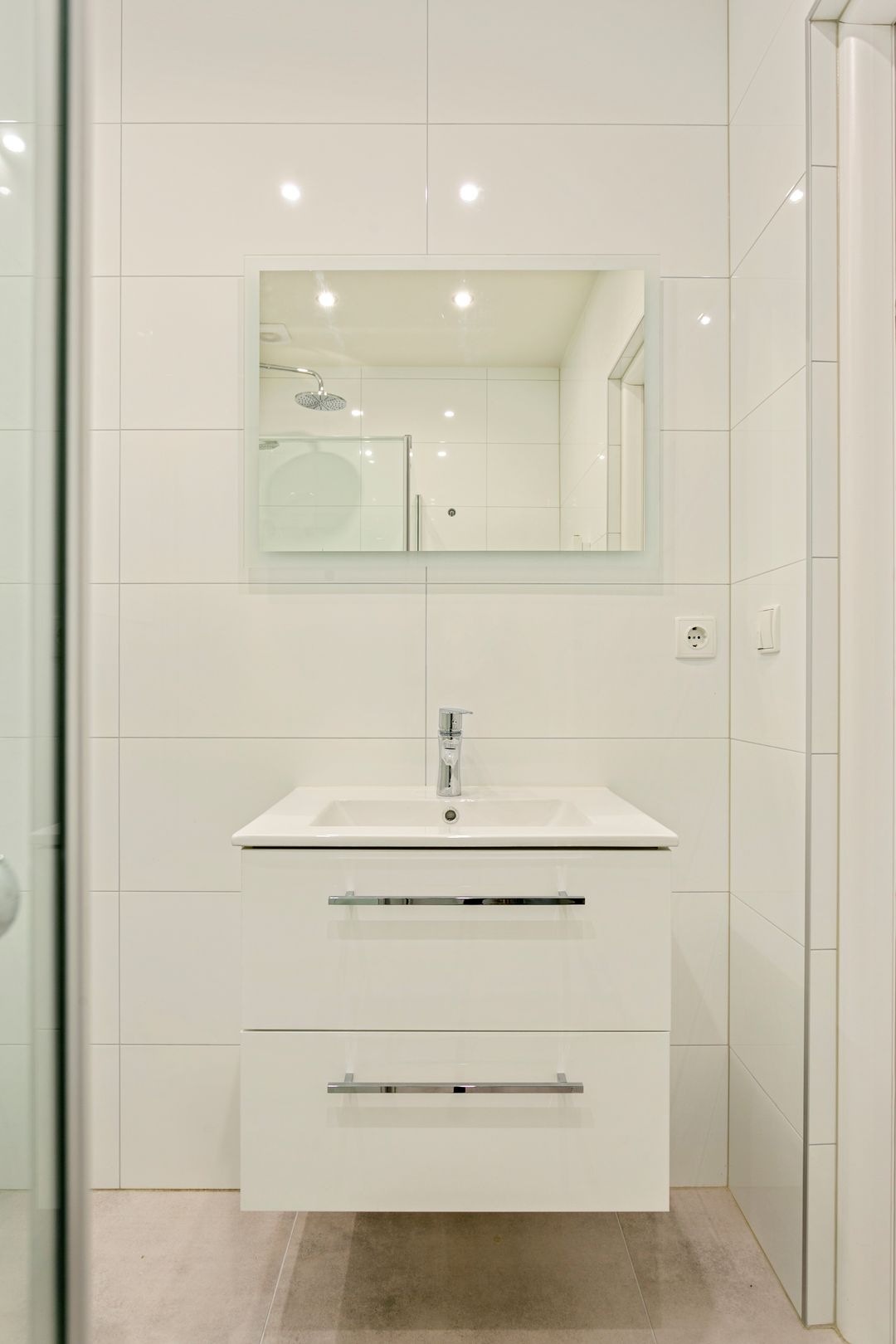Completely Renovated Semi-Detached Family Home with Garden and Garage — 32