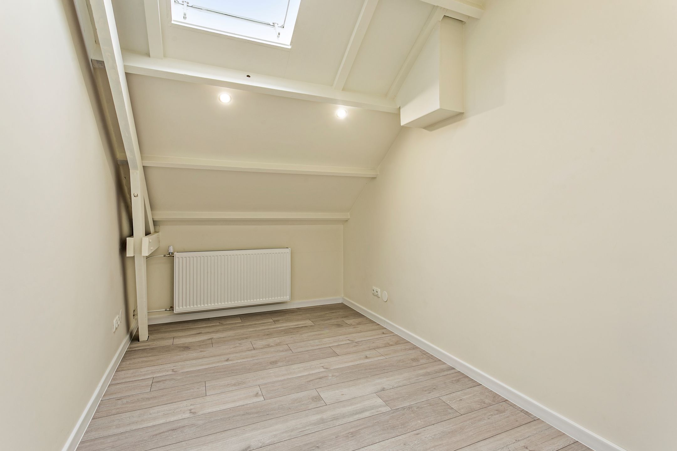 Completely Renovated Semi-Detached Family Home with Garden and Garage — 30