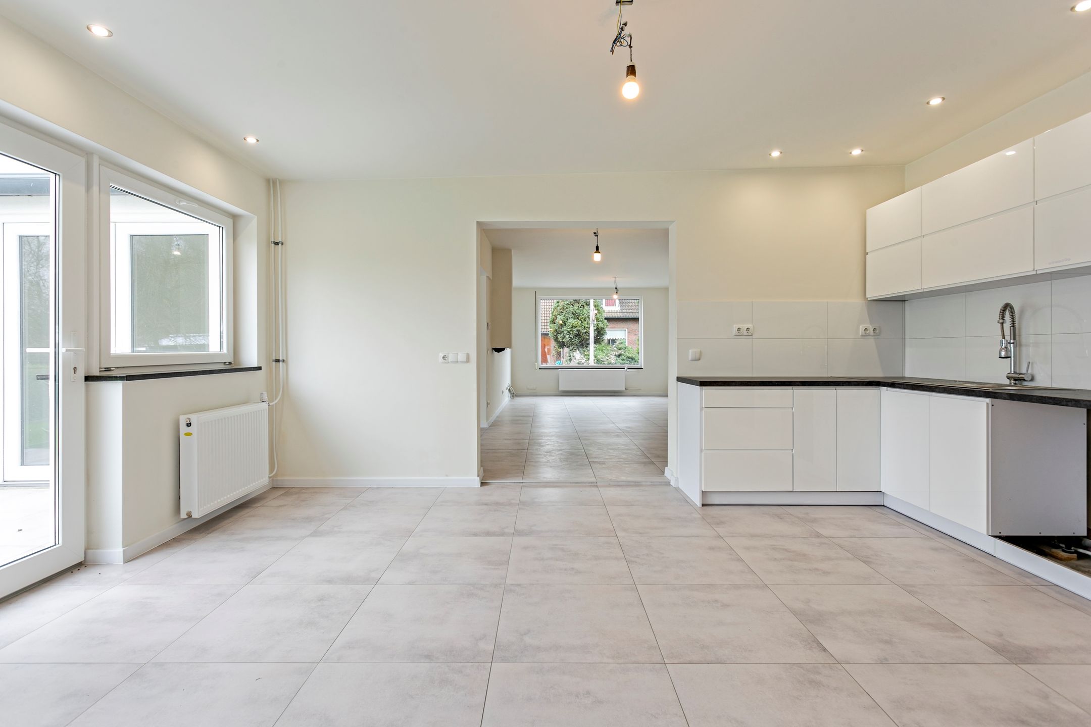 Completely Renovated Semi-Detached Family Home with Garden and Garage — 12