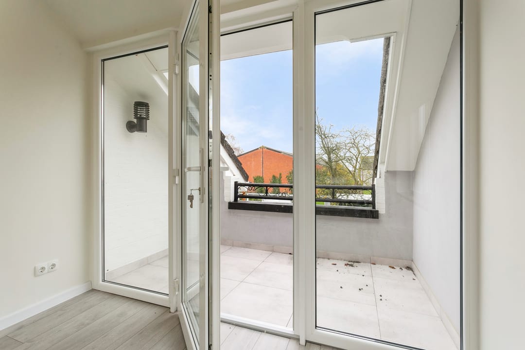 Completely Renovated Semi-Detached Family Home with Garden and Garage — 23