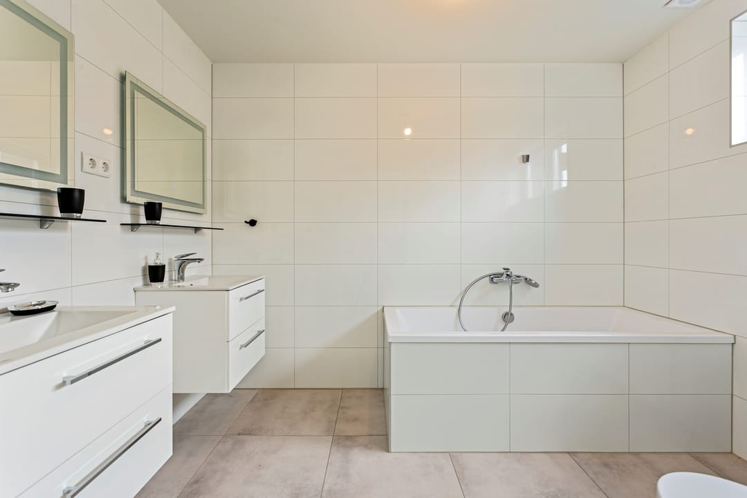 Completely Renovated Semi-Detached Family Home with Garden and Garage — 16