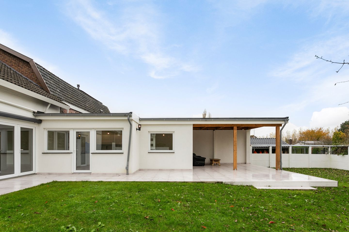 Completely Renovated Semi-Detached Family Home with Garden and Garage — 35