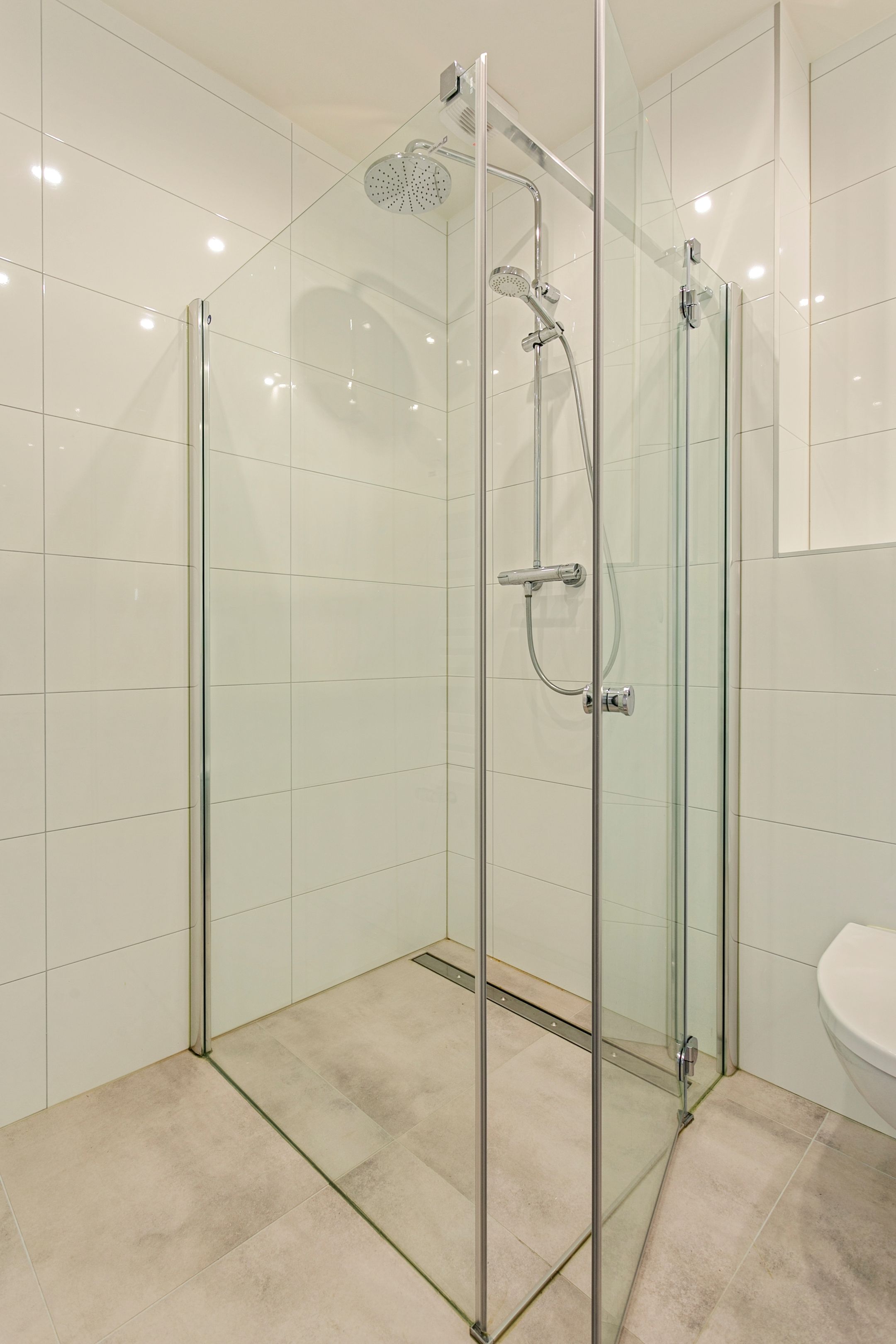 Completely Renovated Semi-Detached Family Home with Garden and Garage — 33