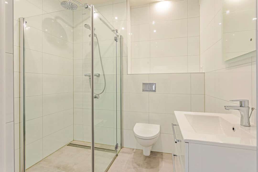 Completely Renovated Semi-Detached Family Home with Garden and Garage — 31