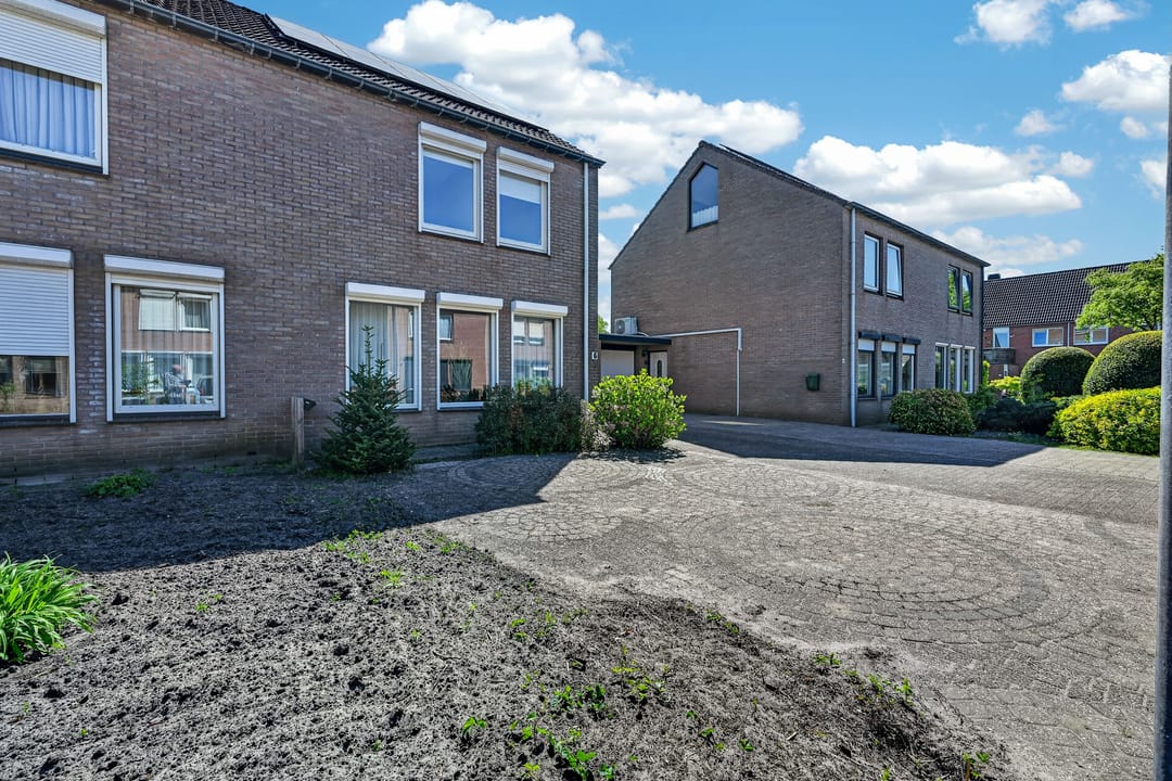 Well-Maintained Semi-Detached House with Solar Panels and Garage in Family-Friendly Klazienaveen Neighborhood — 38