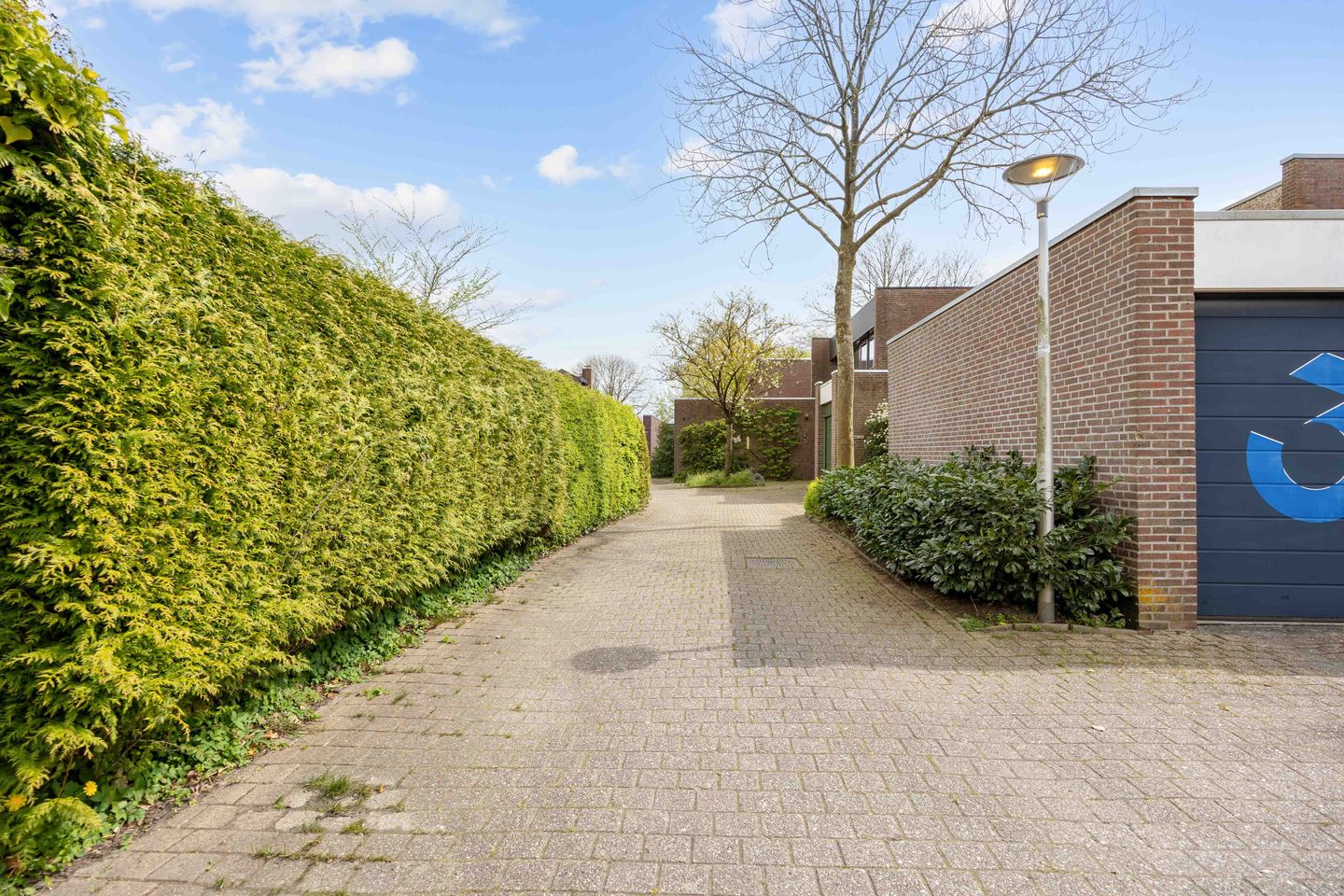 Architectural Waterfront Home with Canal Views in Leeuwarden — 59