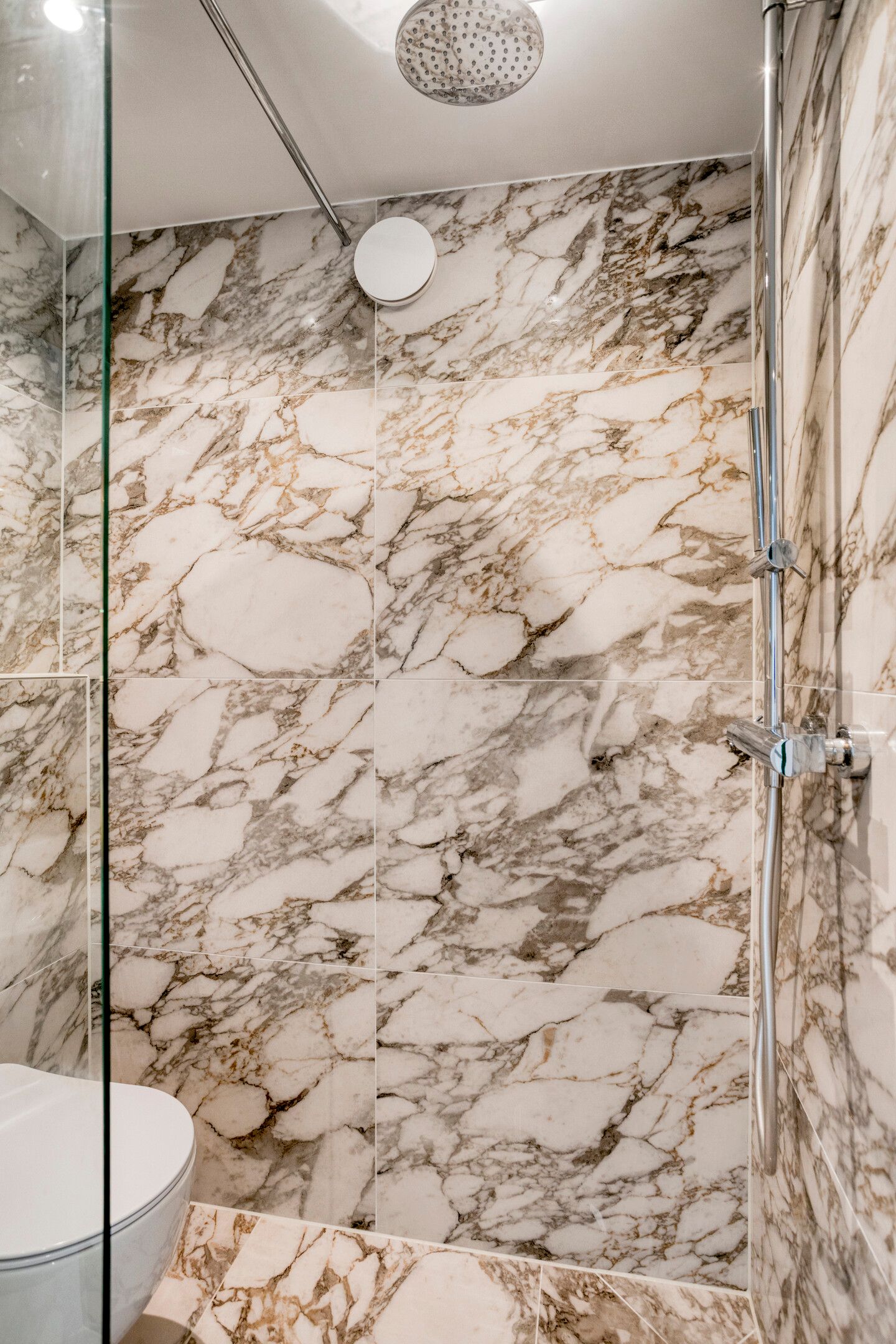Historic Aquarium Building in Zaandijk Fully Renovated with Luxury Finishes — 40