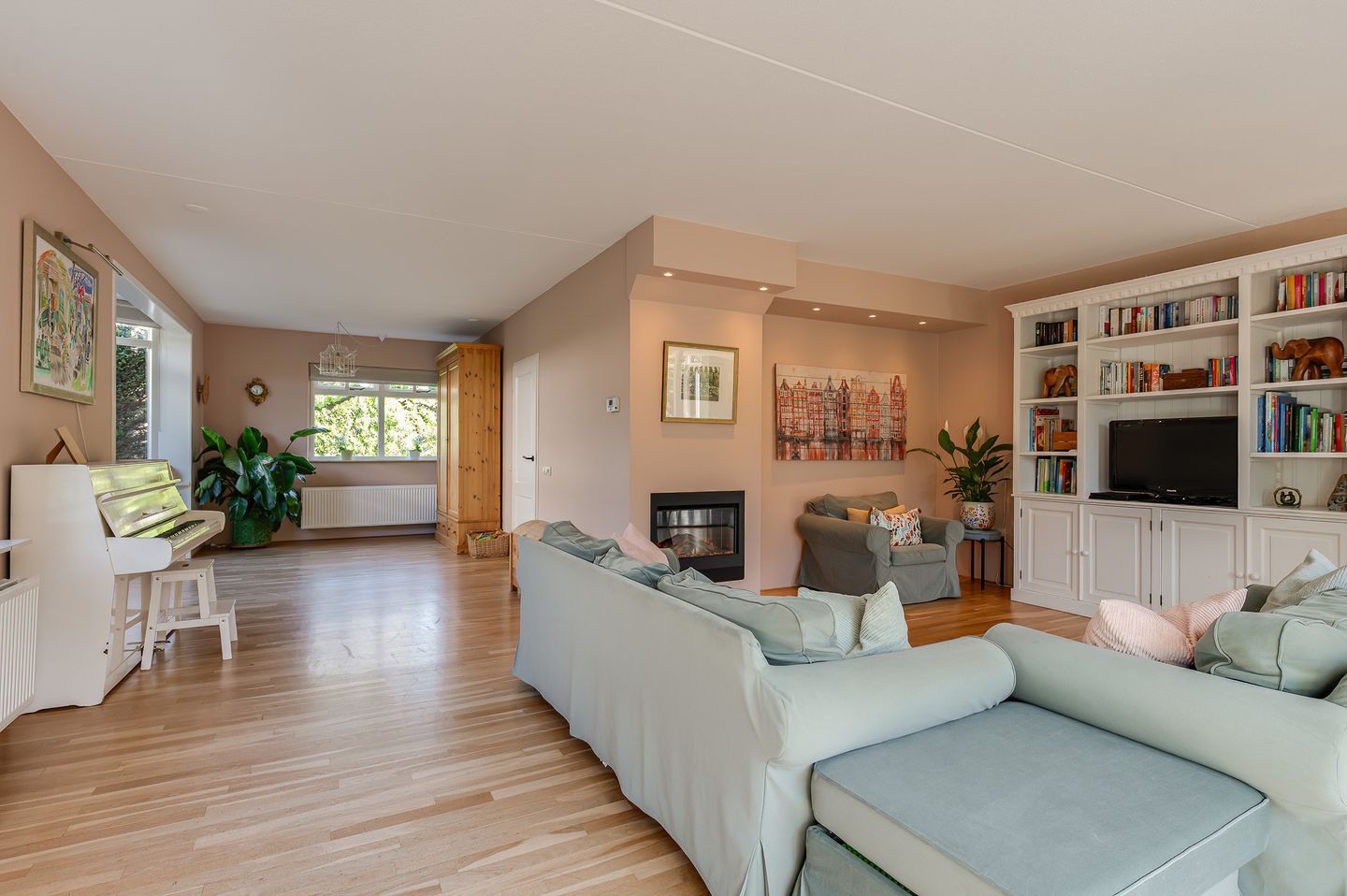 Spacious Detached Family Home with Home Office Space in Quiet Cul-de-sac — 20