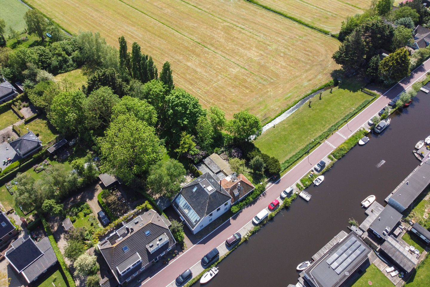 Blikvanger Dijk van een familiehuis aan open vaarwater met geweldig grote tuin — 65