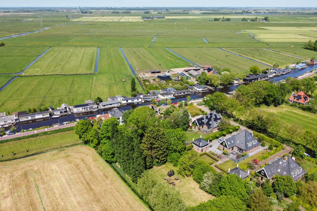 Blikvanger Dijk van een familiehuis aan open vaarwater met geweldig grote tuin — 62