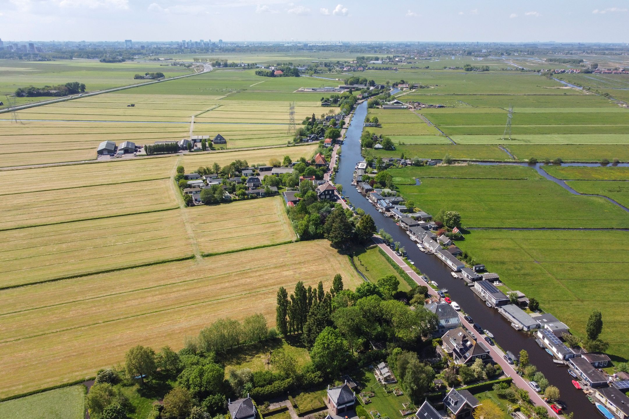 Blikvanger Dijk van een familiehuis aan open vaarwater met geweldig grote tuin — 63