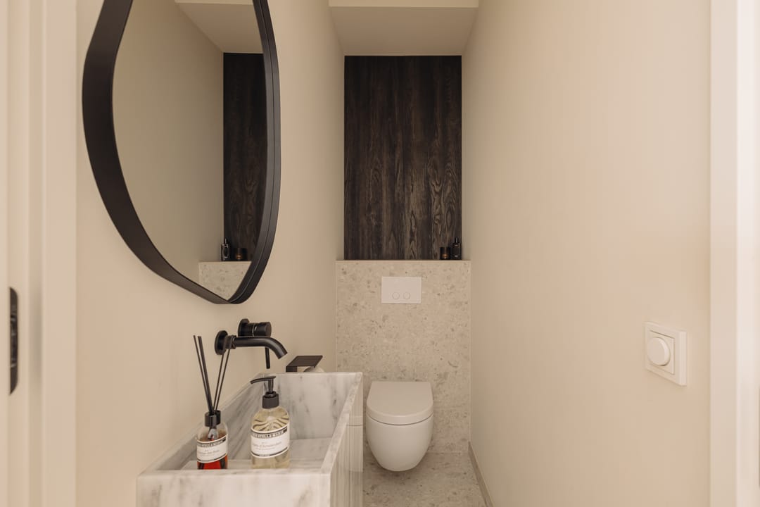 Fully Renovated Luxury Apartment with Two Bedrooms and Sunny Balcony in Amsterdam Rivierenbuurt — 23