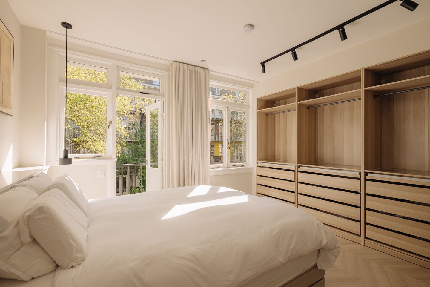 Fully Renovated Luxury Apartment with Two Bedrooms and Sunny Balcony in Amsterdam Rivierenbuurt — 14