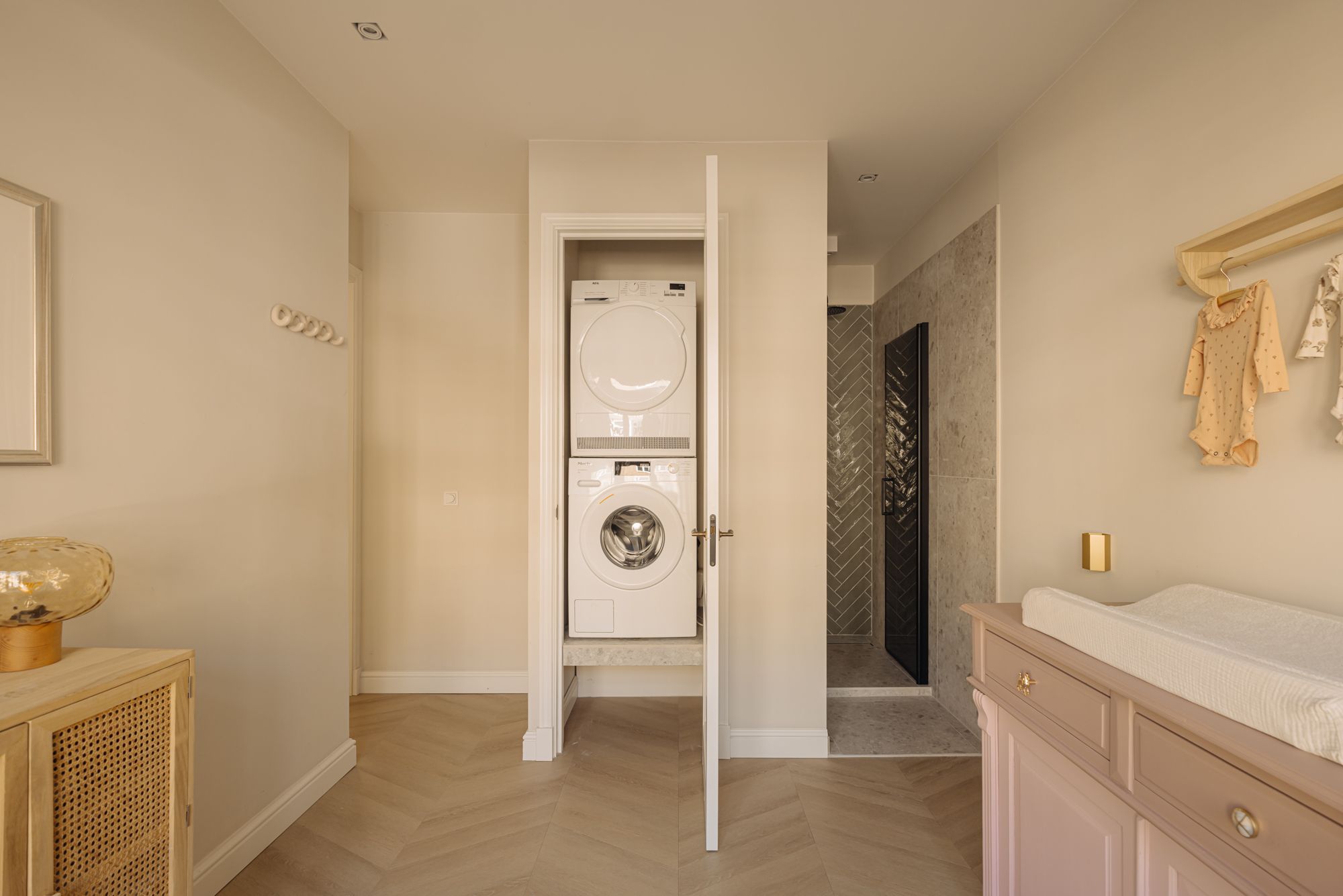 Fully Renovated Luxury Apartment with Two Bedrooms and Sunny Balcony in Amsterdam Rivierenbuurt — 21