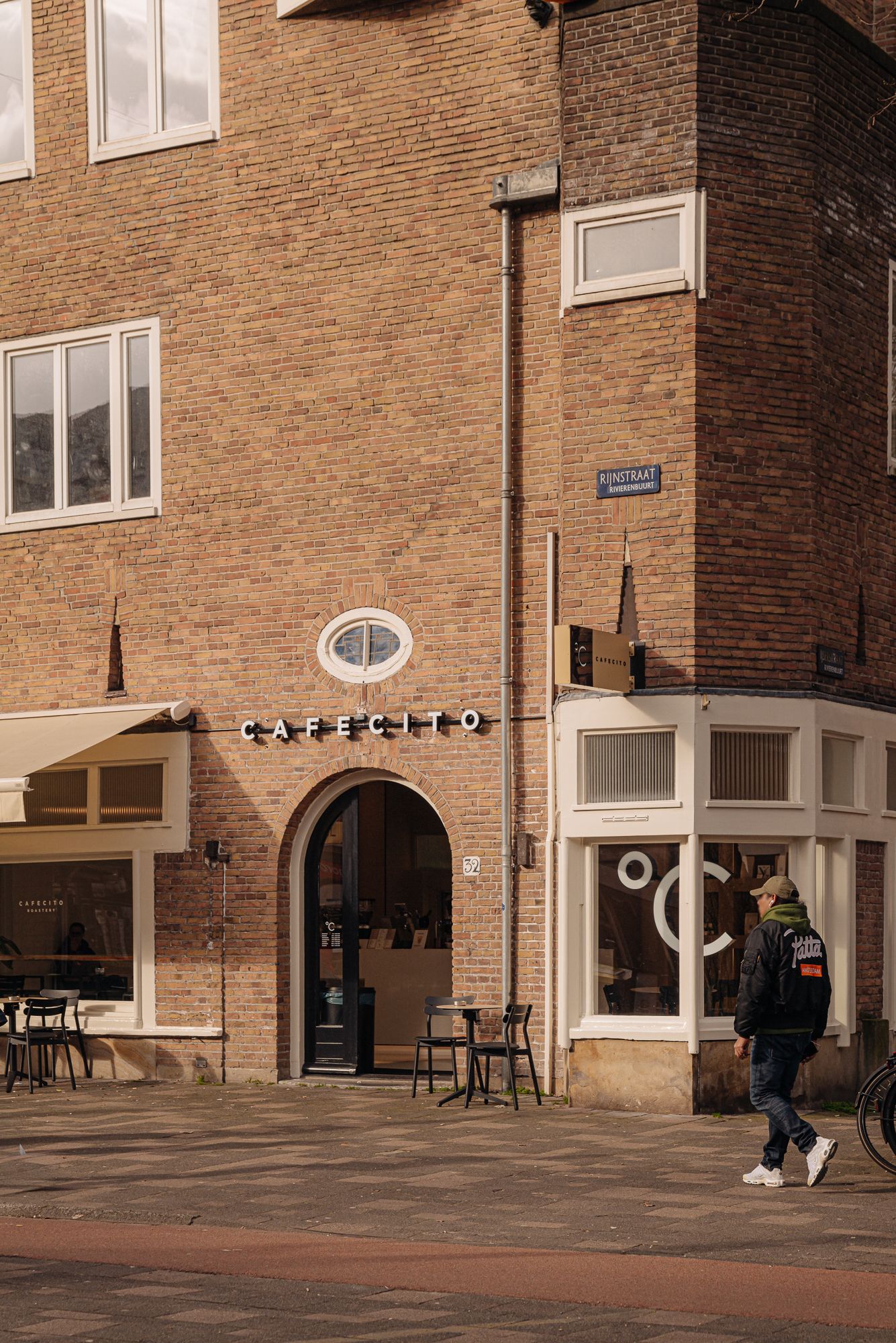 Fully Renovated Luxury Apartment with Two Bedrooms and Sunny Balcony in Amsterdam Rivierenbuurt — 25