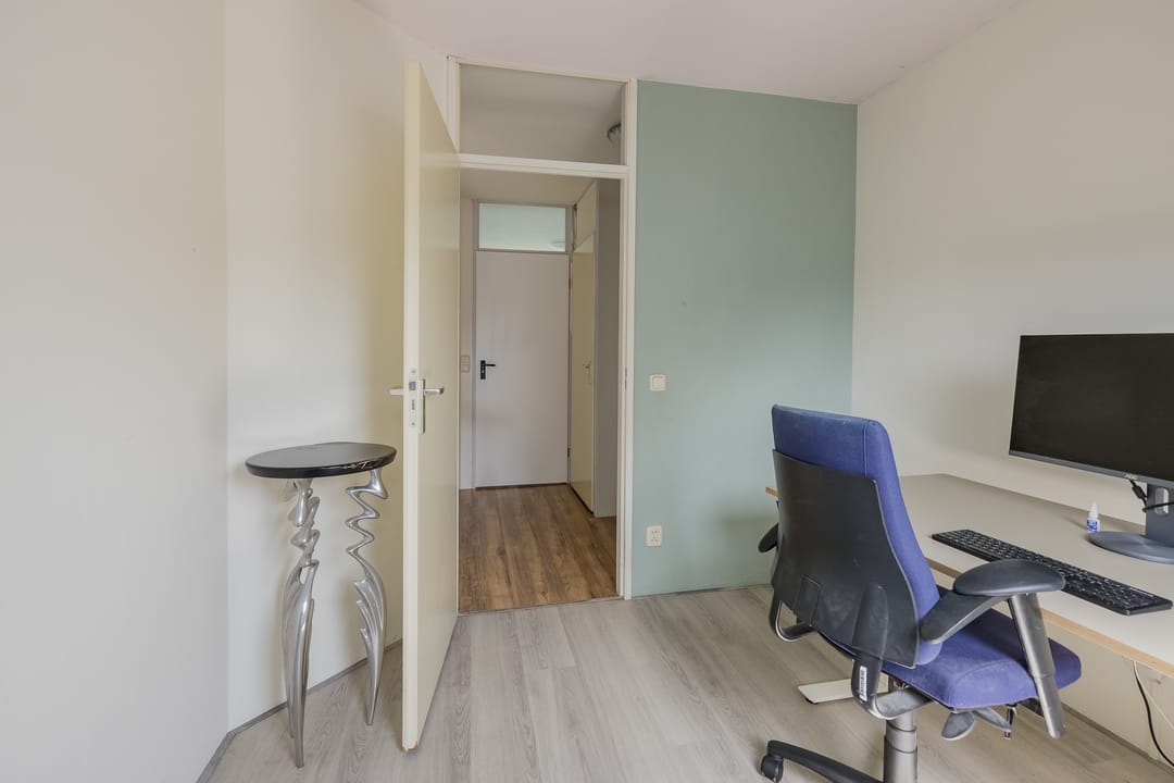 Spacious Four-Bedroom Terraced Home in Green Velserbroek — 32