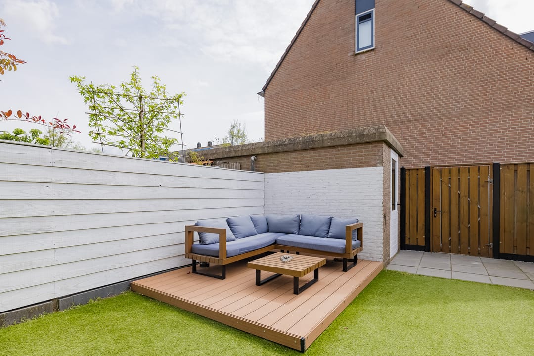 Spacious Four-Bedroom Terraced Home in Green Velserbroek — 26
