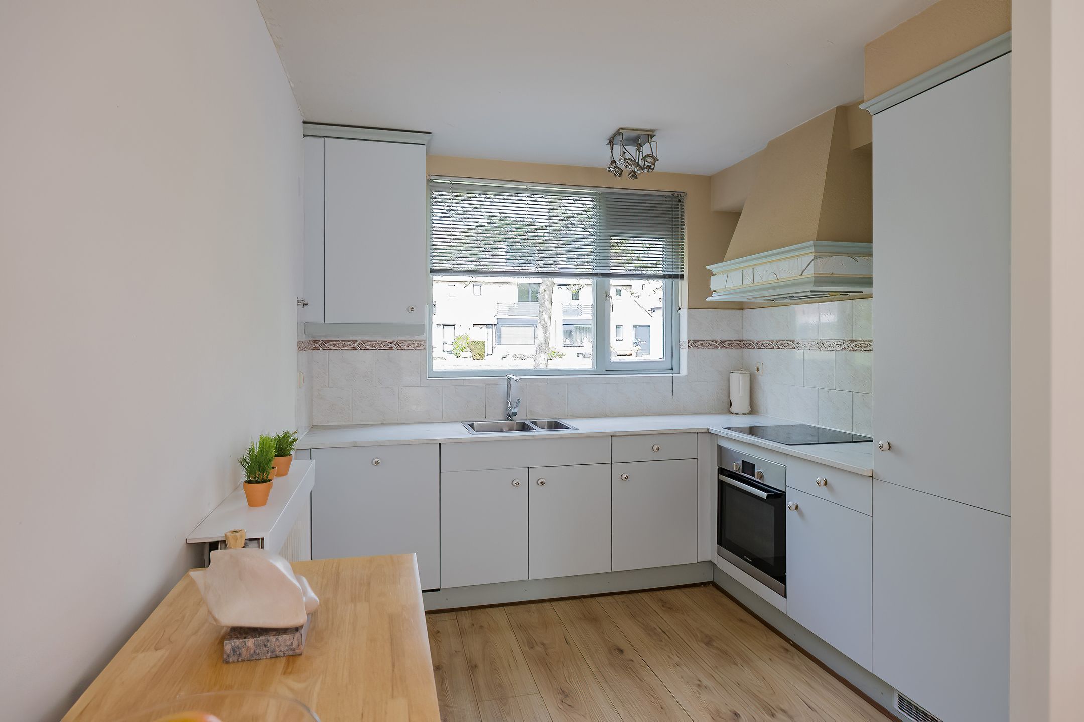 Spacious Four-Bedroom Terraced Home in Green Velserbroek — 24