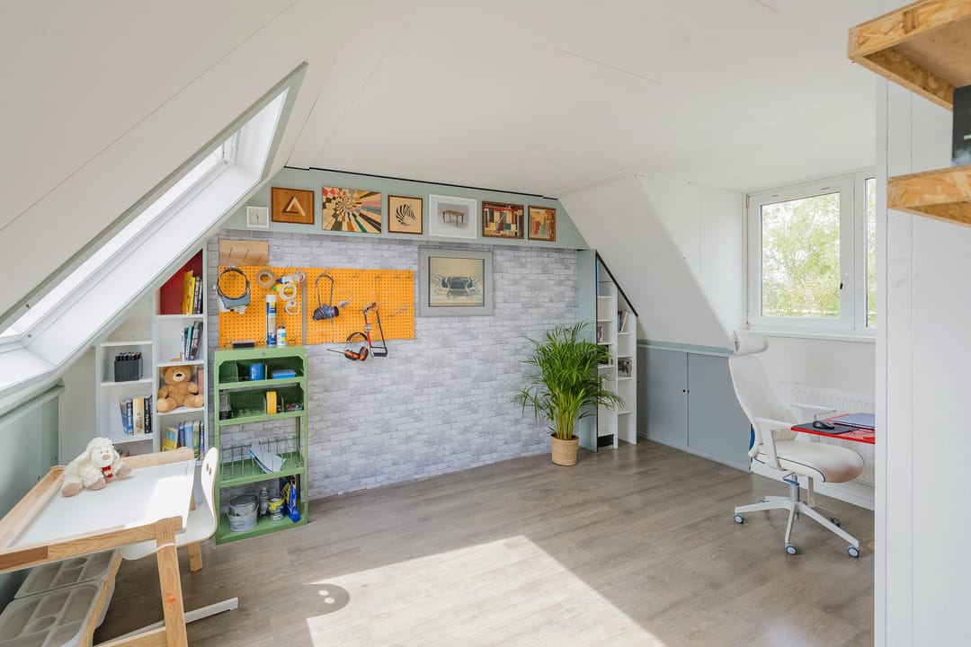 Spacious Four-Bedroom Terraced Home in Green Velserbroek — 41