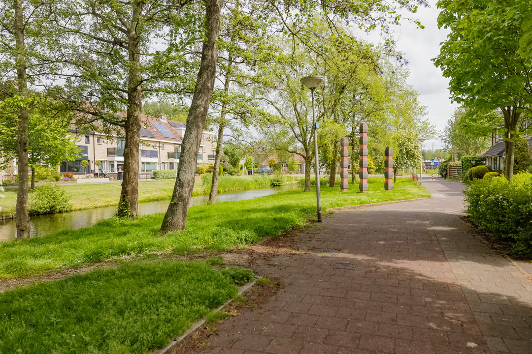 Spacious Four-Bedroom Terraced Home in Green Velserbroek — 7