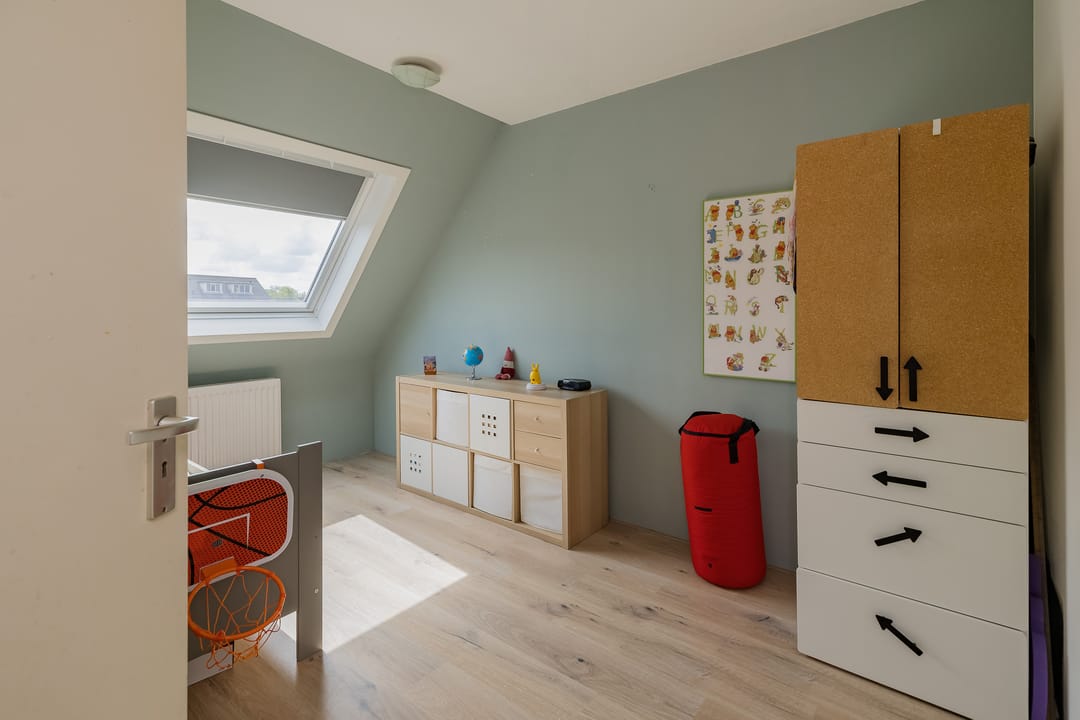 Spacious Four-Bedroom Terraced Home in Green Velserbroek — 28