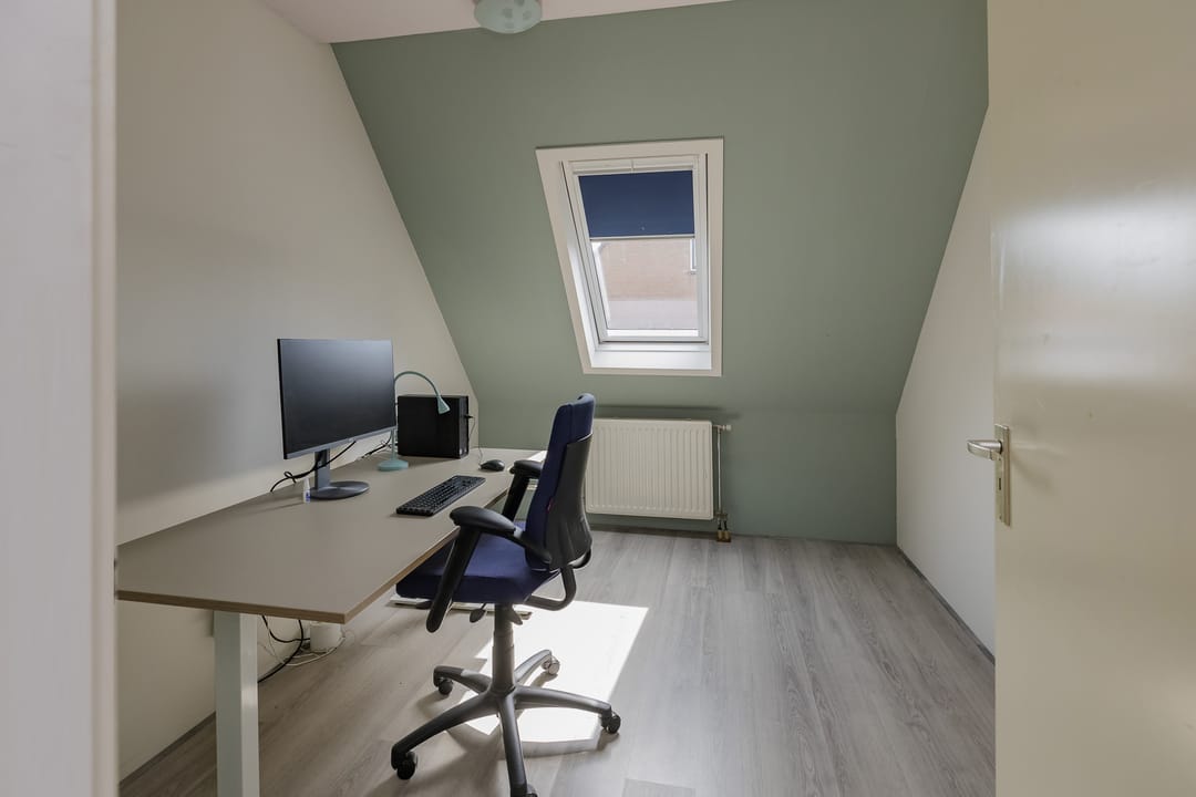 Spacious Four-Bedroom Terraced Home in Green Velserbroek — 31