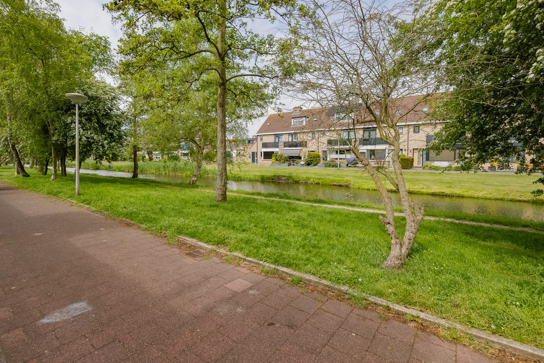 Spacious Four-Bedroom Terraced Home in Green Velserbroek — 8
