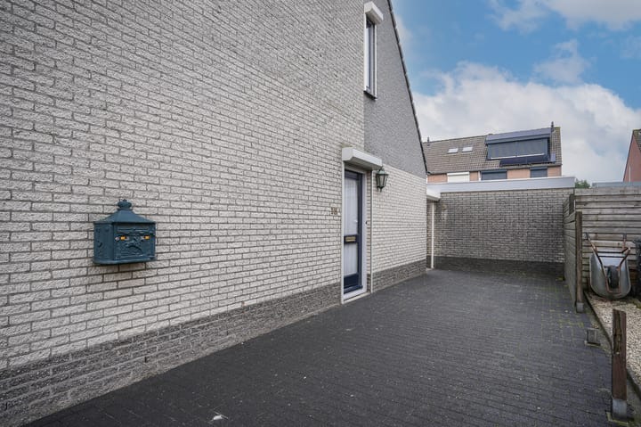 Twee-onder-één-kap te koop: Fruithof 18, Heerewaarden