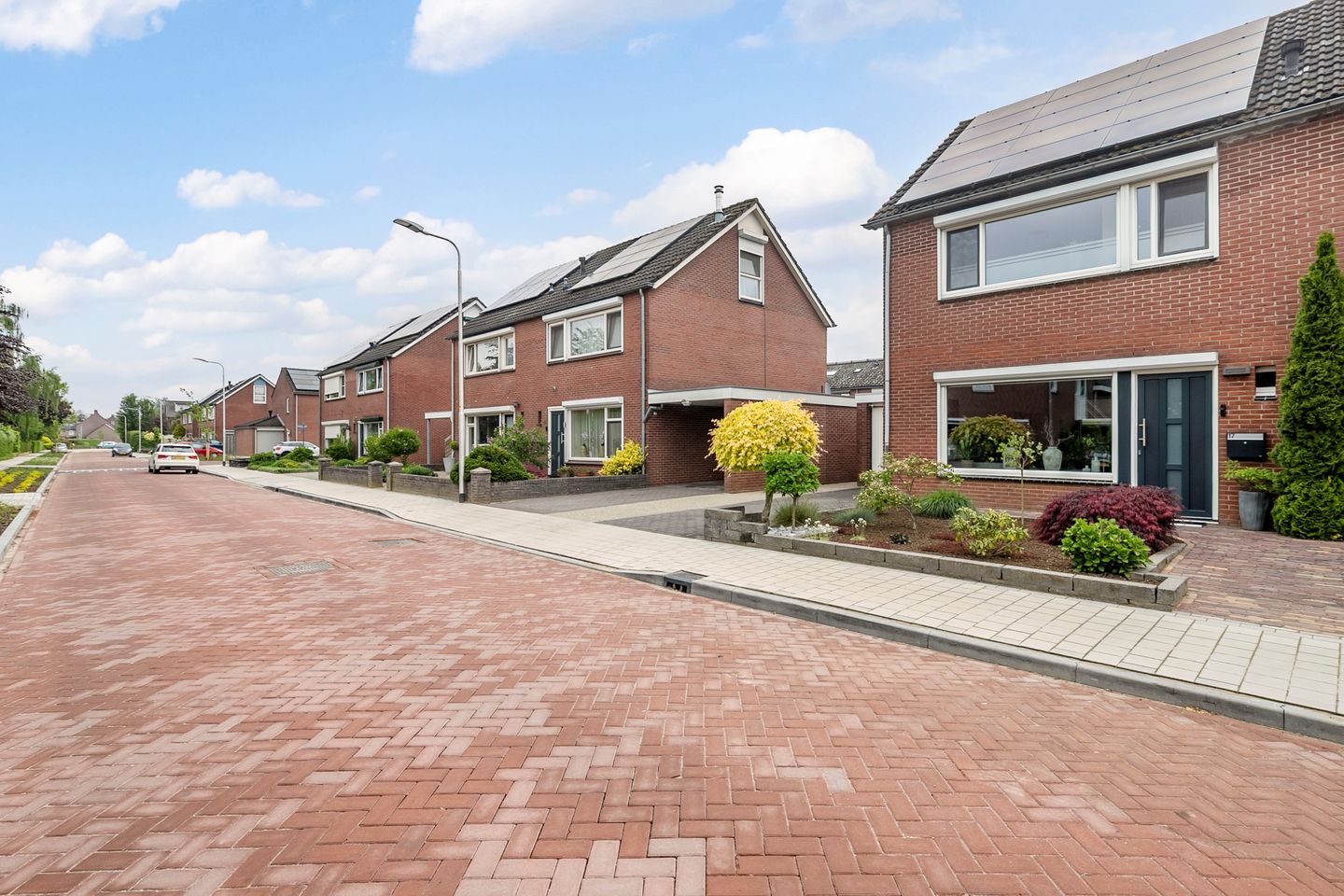 Spacious extended semi-detached family home with garage and deep garden in Lobith — 34