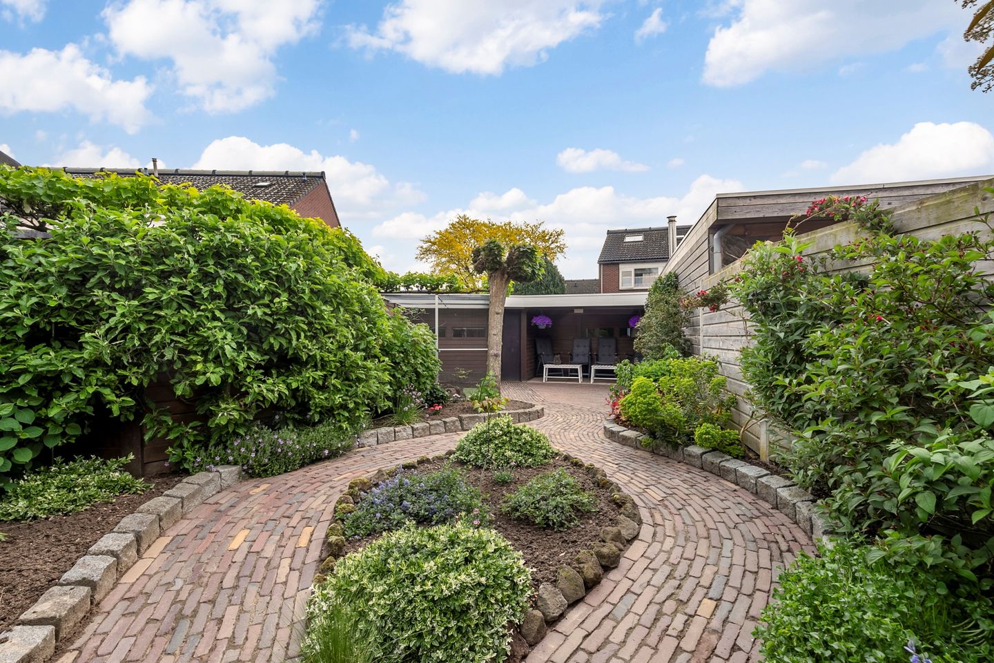 Spacious extended semi-detached family home with garage and deep garden in Lobith — 20
